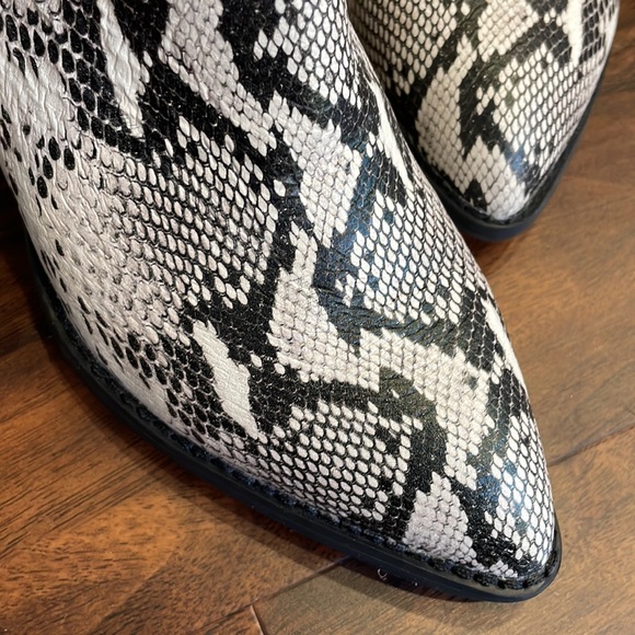 NWT Seychelles Chaparral Ankle Bootie Embossed Snake Print Black White P… - Picture 6 of 10